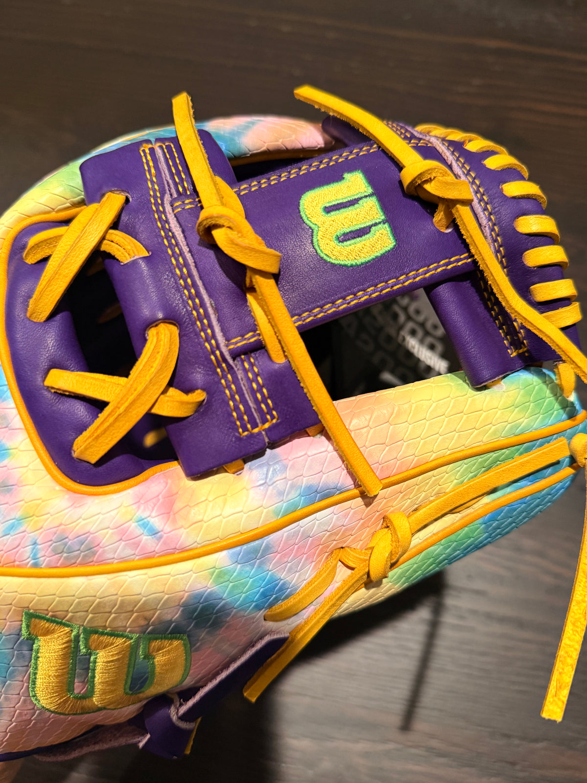 **SUPER RARE - Peace and Love IG Exclusive (Wilson 11.75'' - A2000 1975 Series Glove)