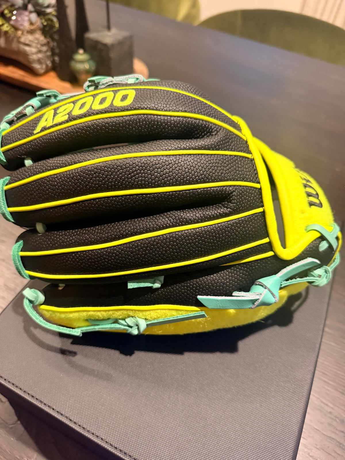 *LIMITED-EDITION WILSON “TENNIS BALL” A2000®  1786SS  (Wilson 11.5'' - Infield Glove)