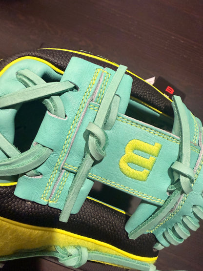 *LIMITED-EDITION WILSON “TENNIS BALL” A2000®  1786SS  (Wilson 11.5'' - Infield Glove)