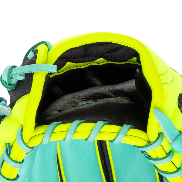 *LIMITED-EDITION WILSON “TENNIS BALL” A2000®  1786SS  (Wilson 11.5'' - Infield Glove)